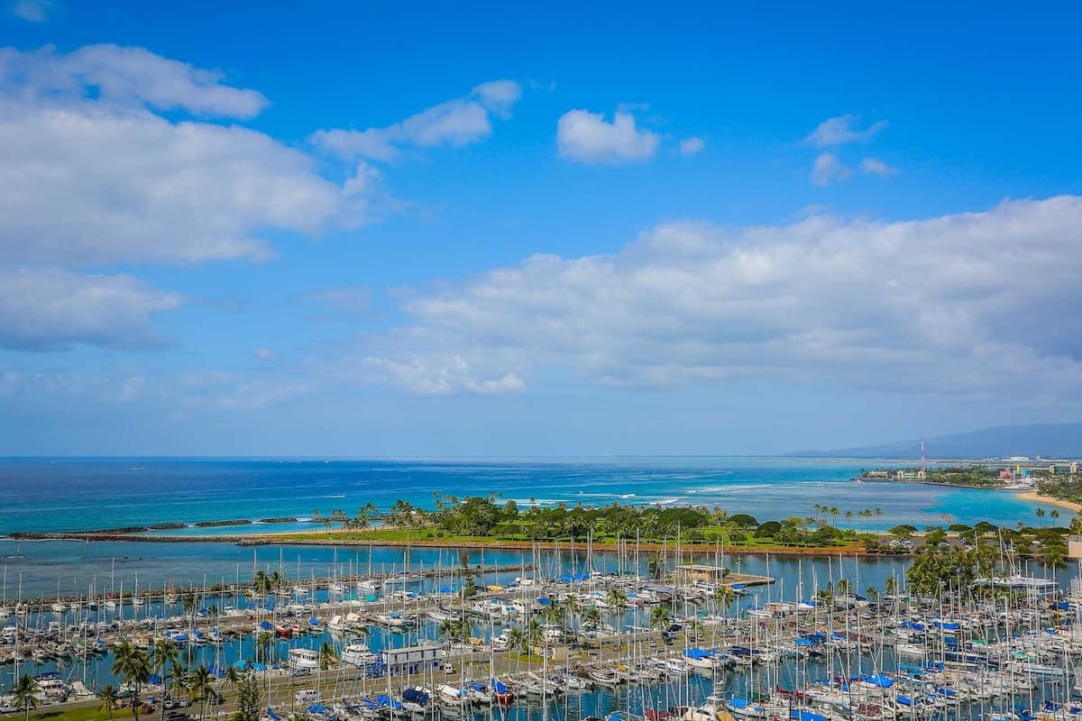 Condo in Waikiki · ★4.41 · 1 bedroom · 2 beds · 1 private bath - Photo 2