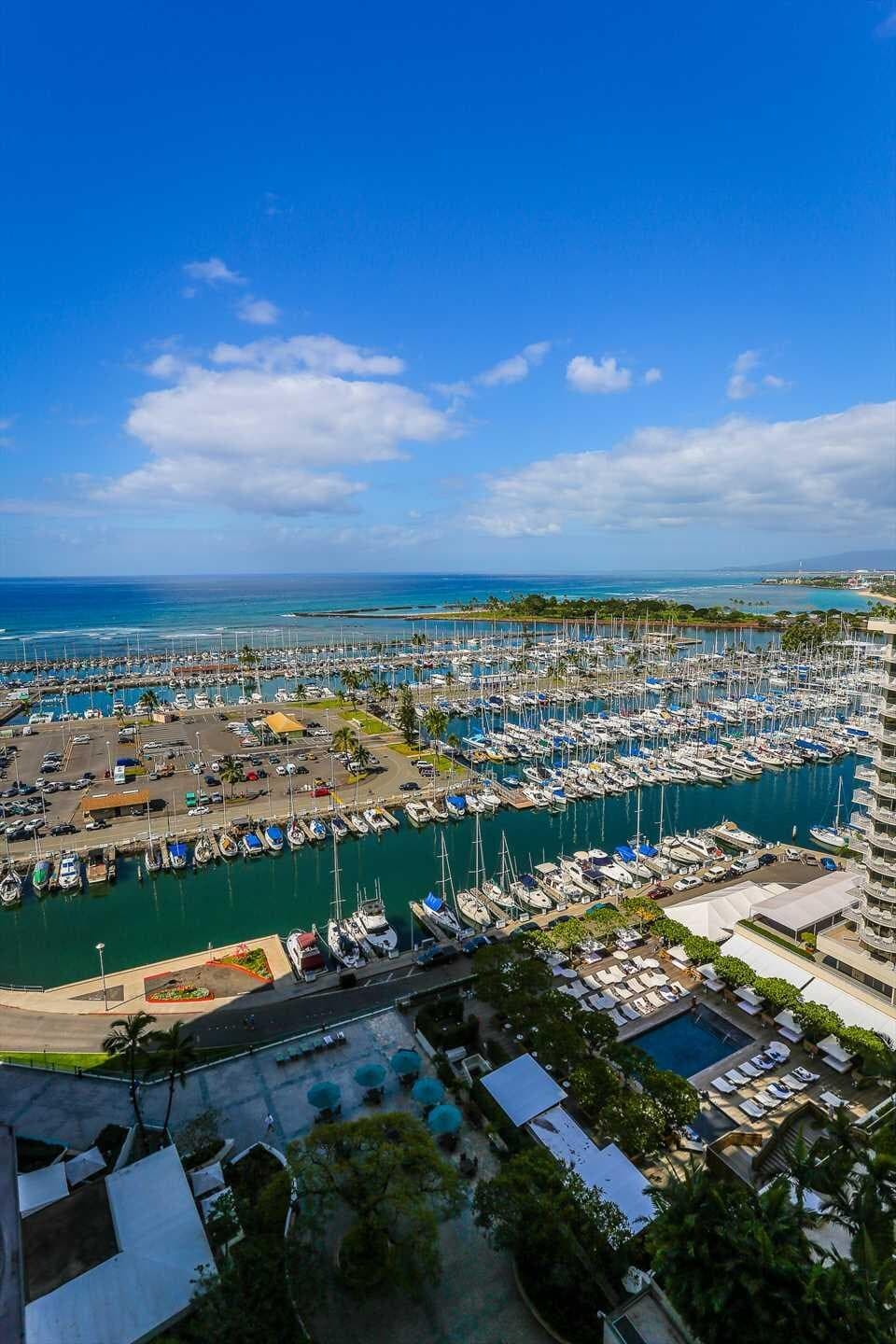 Condo in Waikiki · ★4.41 · 1 bedroom · 2 beds · 1 private bath - Photo 5
