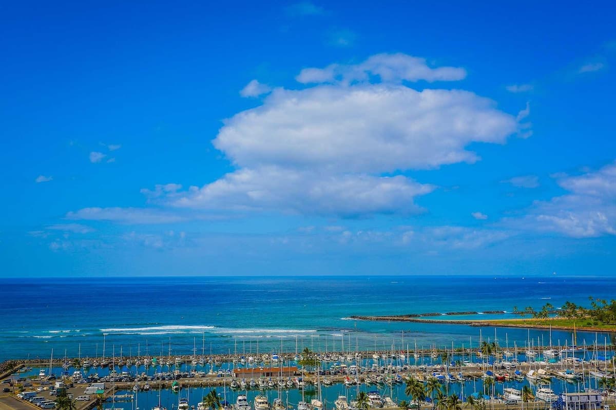 Condo in Waikiki · ★4.41 · 1 bedroom · 2 beds · 1 private bath - Photo 4