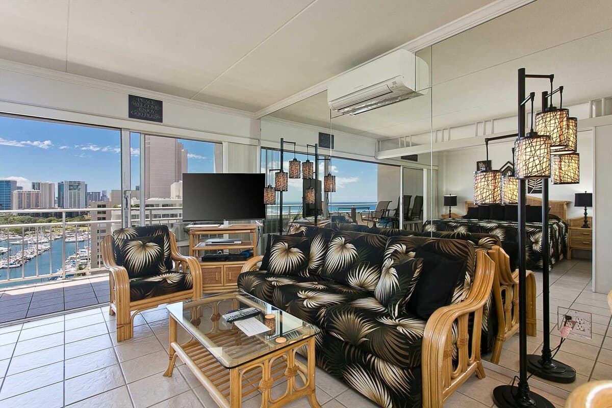 Condo in Waikiki · ★4.81 · 1 bedroom · 2 beds · 1 private bath - Photo 2