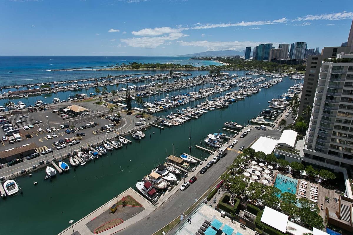 Condo in Waikiki · ★4.81 · 1 bedroom · 2 beds · 1 private bath - Photo 5