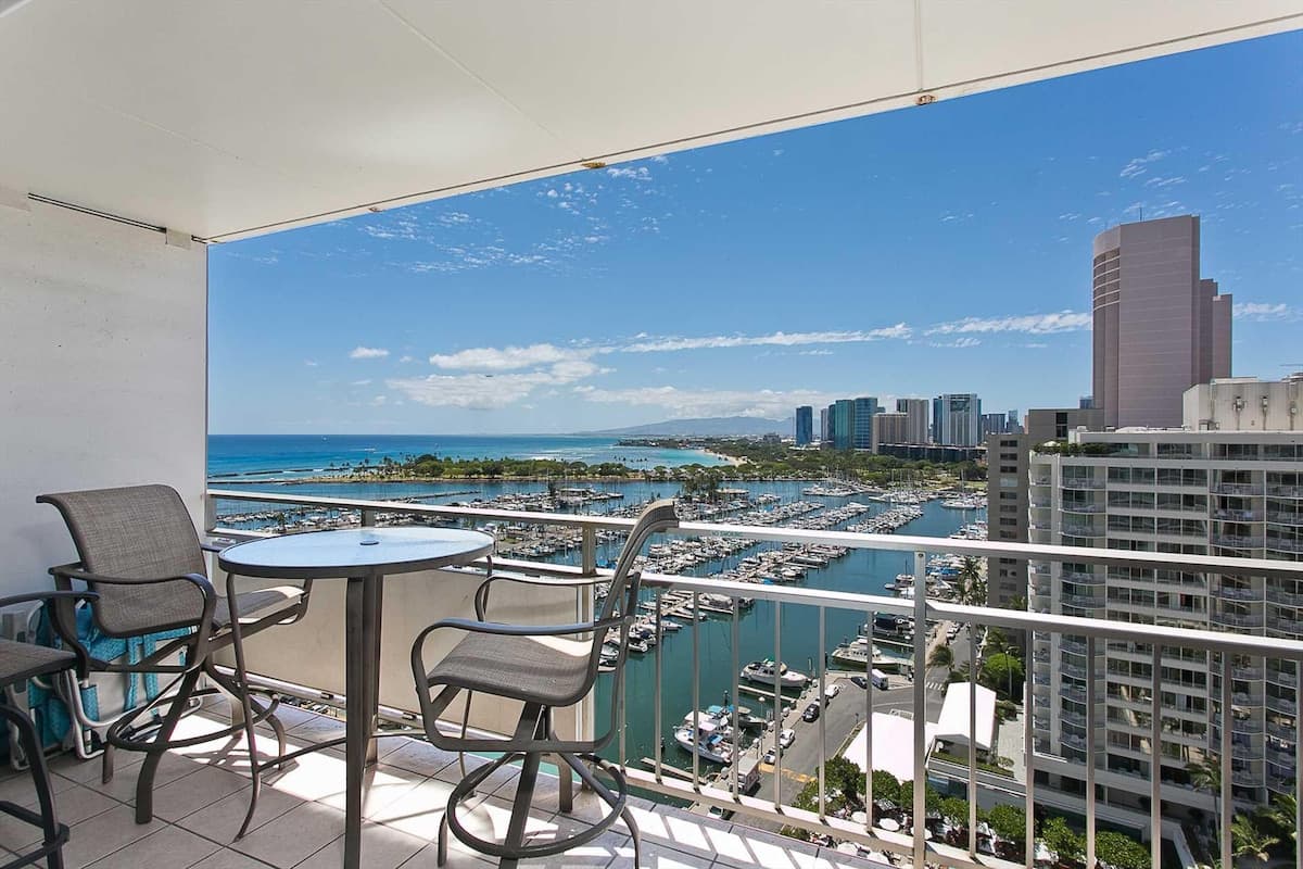 Condo in Waikiki · ★4.81 · 1 bedroom · 2 beds · 1 private bath - Photo 4