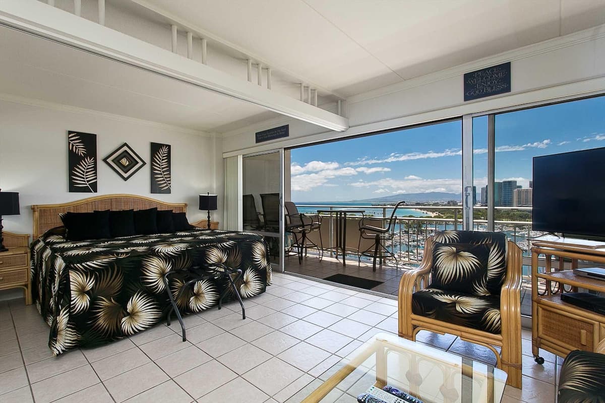 Condo in Waikiki · ★4.81 · 1 bedroom · 2 beds · 1 private bath - Photo 1