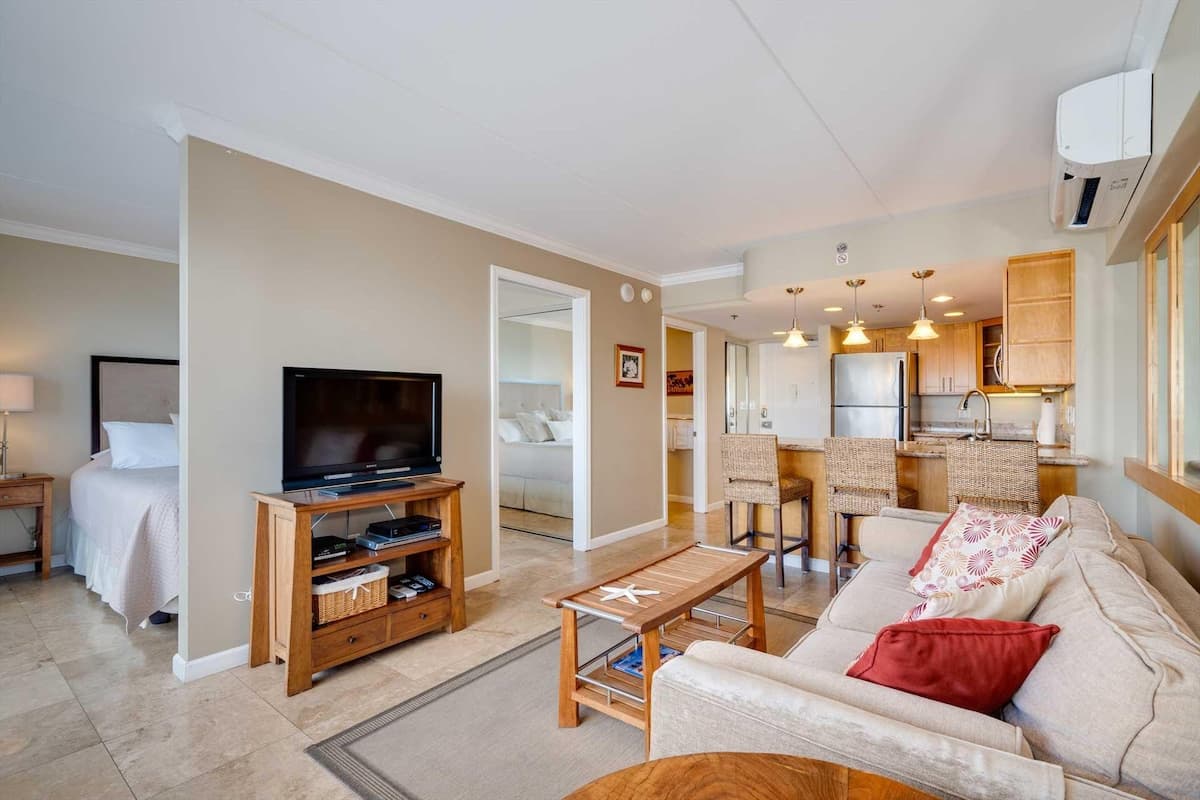 Condo in Waikiki · ★4.85 · 1 bedroom · 2 beds · 1 private bath - Photo 5