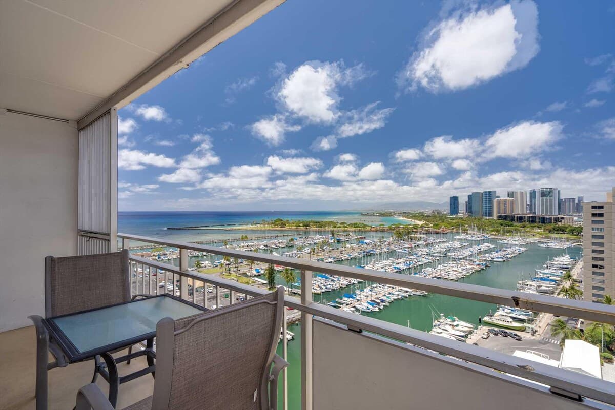 Condo in Waikiki · ★4.85 · 1 bedroom · 2 beds · 1 private bath - Photo 1