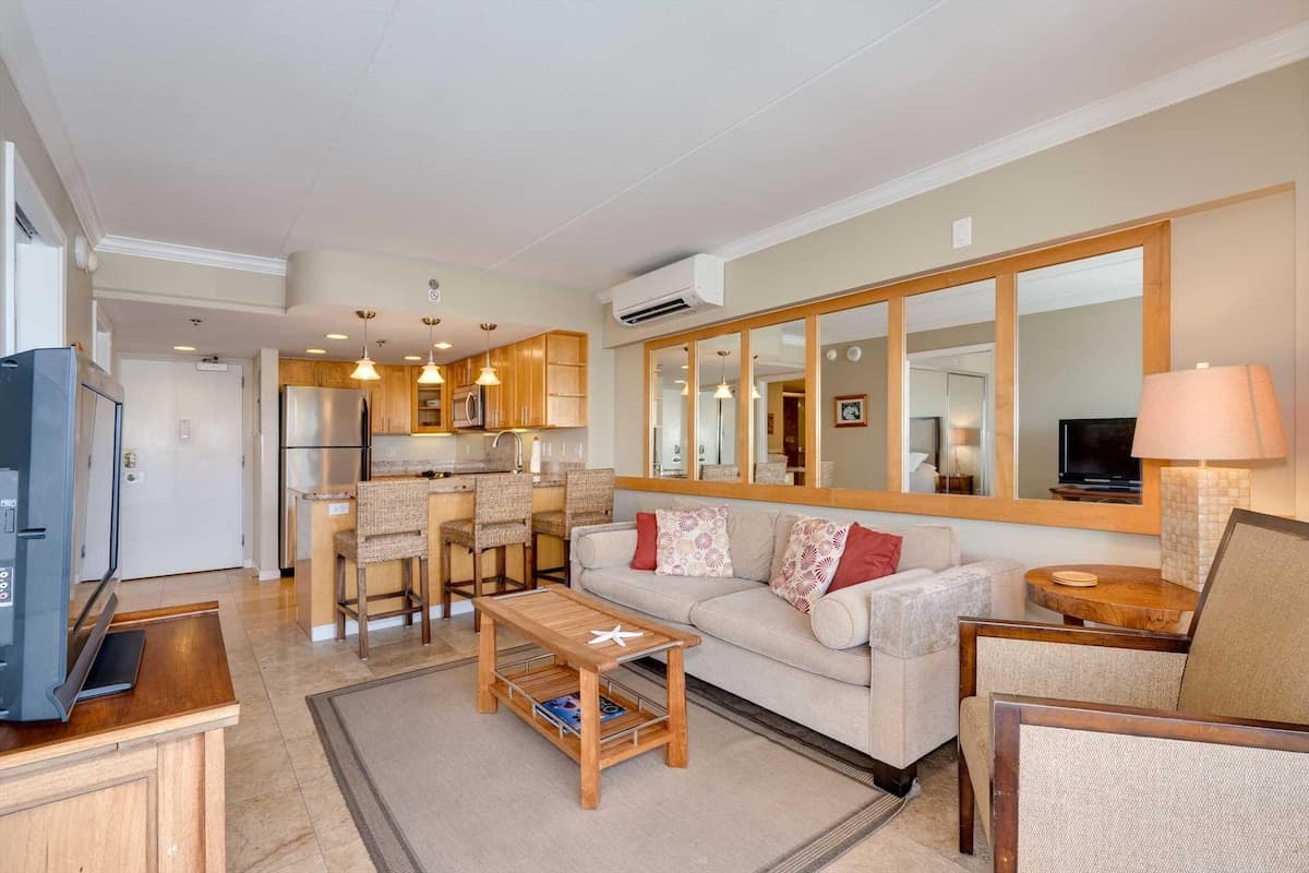 Condo in Waikiki · ★4.85 · 1 bedroom · 2 beds · 1 private bath - Photo 4