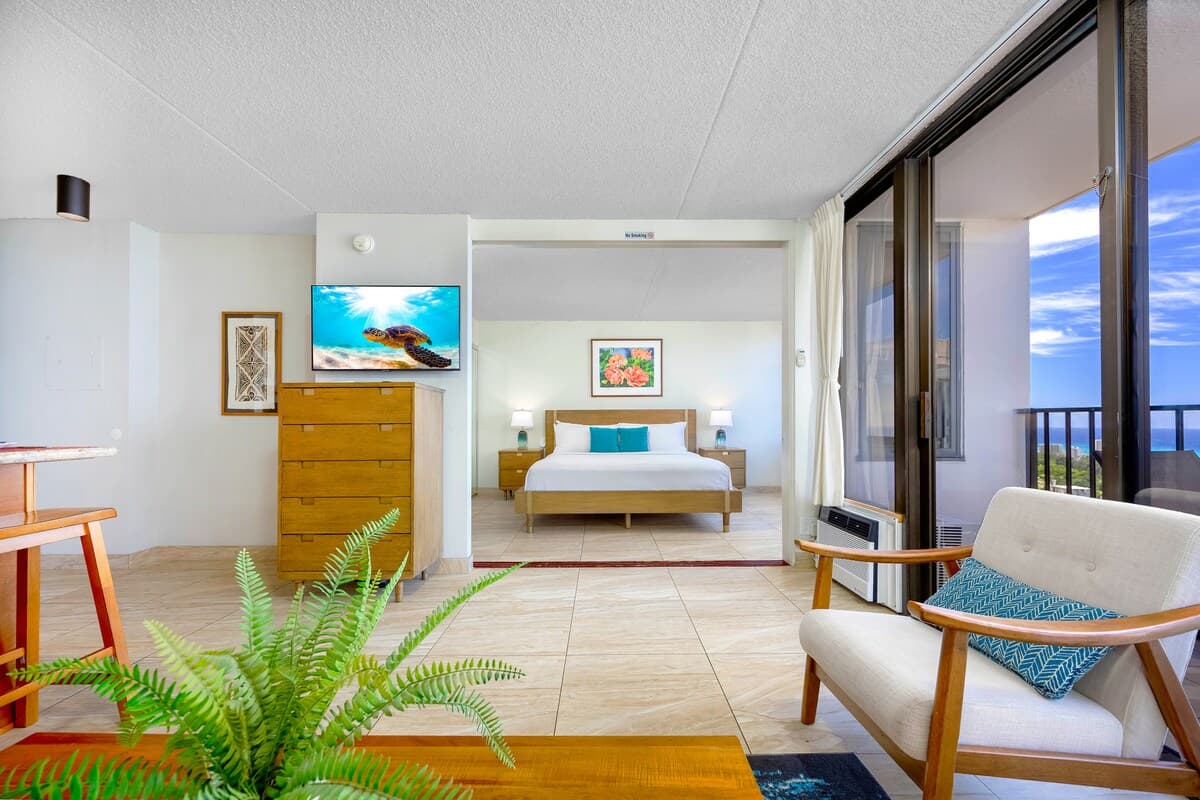 Waikiki Banyan w/ lanai & beach access - Photo 1