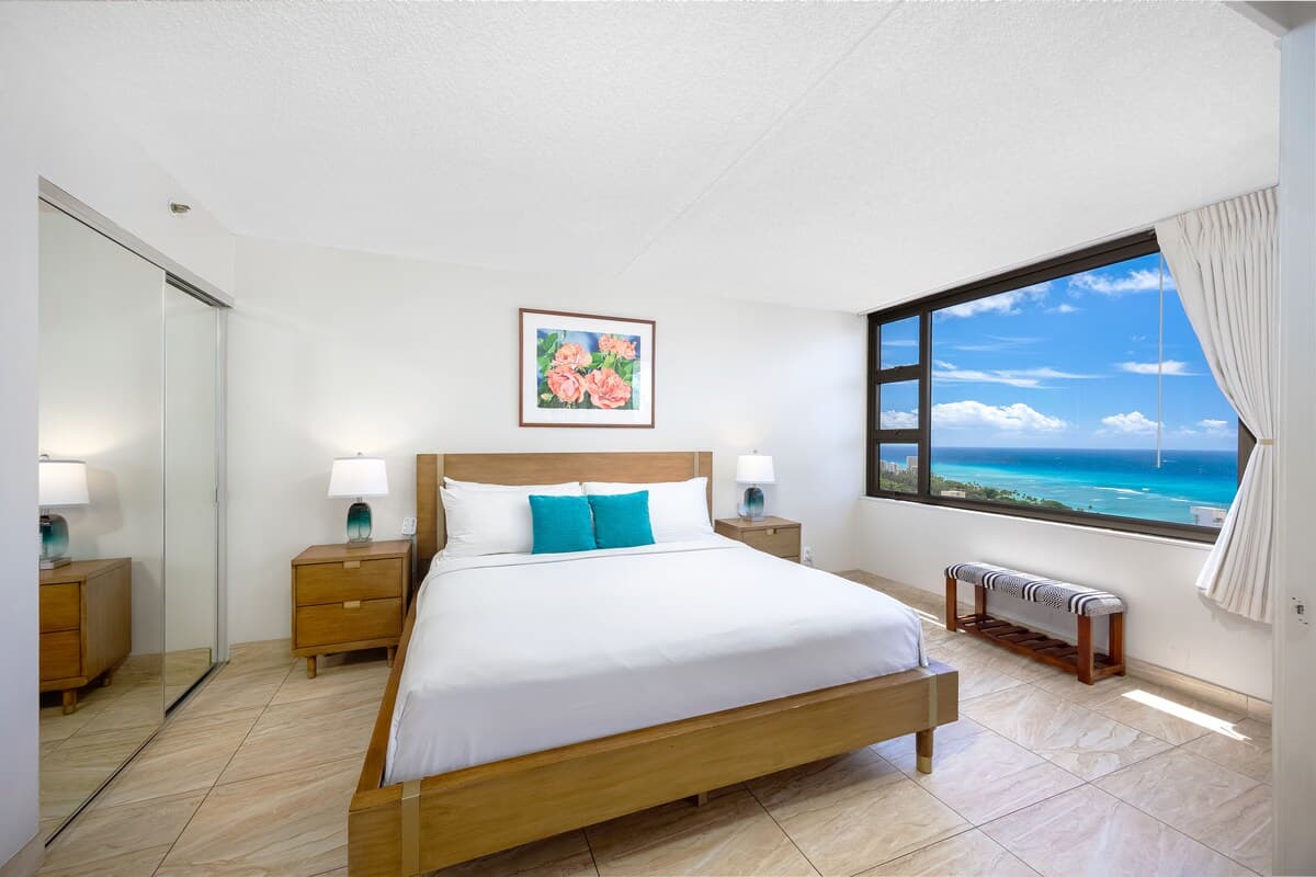 Waikiki Banyan w/ lanai & beach access - Photo 2
