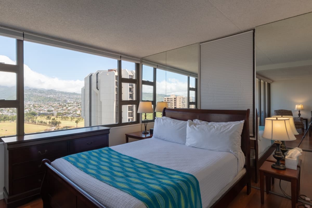 Condo in Honolulu · ★4.8 · 1 bedroom · 2 beds · 1 private bath - Photo 1