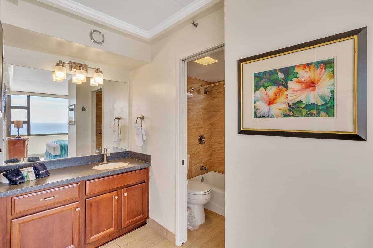 Condo in Honolulu · ★4.45 · 1 bedroom · 2 beds · 1 private bath - Photo 4