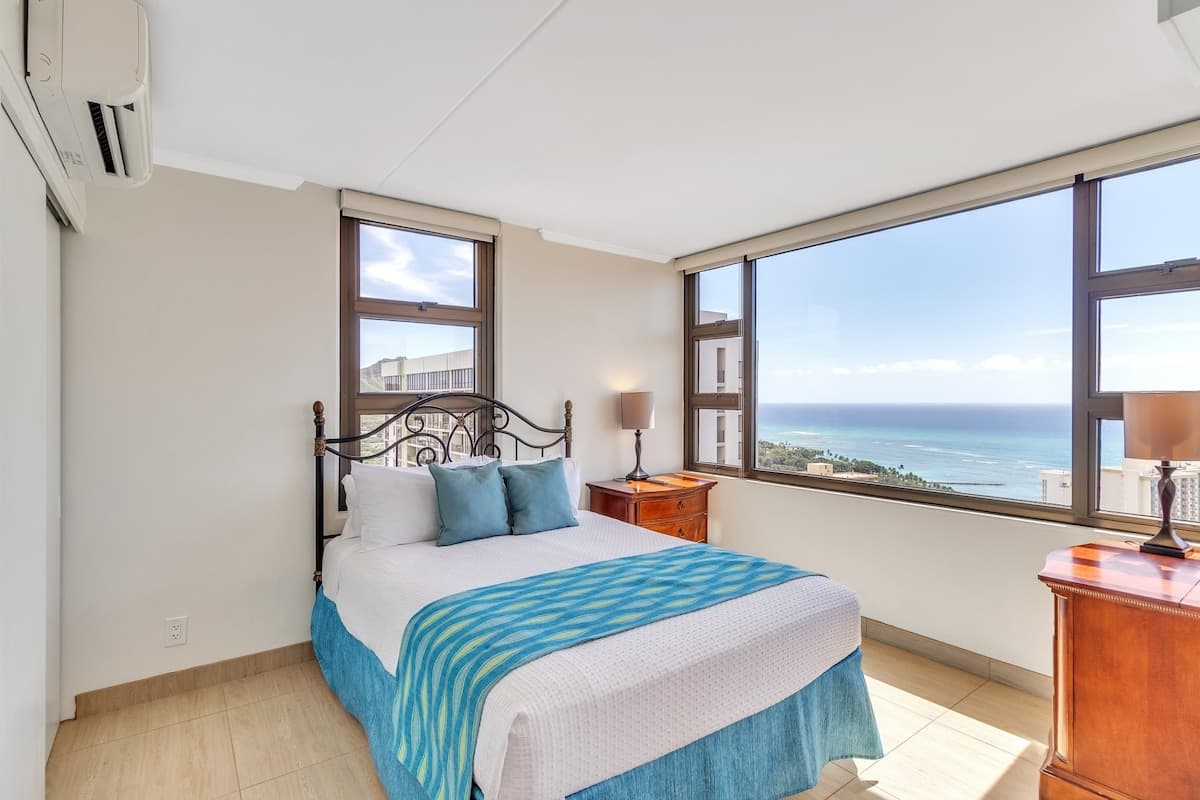 Condo in Honolulu · ★4.45 · 1 bedroom · 2 beds · 1 private bath - Photo 3
