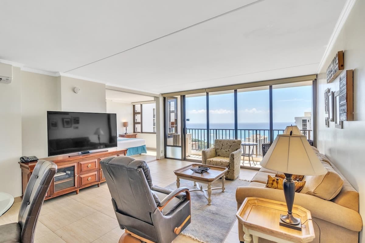 Condo in Honolulu · ★4.45 · 1 bedroom · 2 beds · 1 private bath - Photo 1