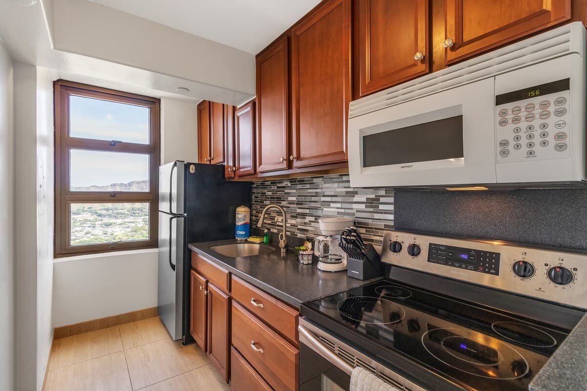 Condo in Honolulu · ★4.45 · 1 bedroom · 2 beds · 1 private bath - Photo 2