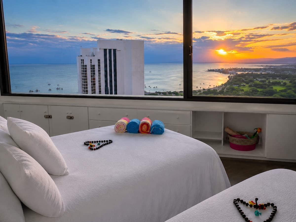 Condo in Honolulu · ★4.9 · 1 bedroom · 2 beds · 1 private bath - Photo 2