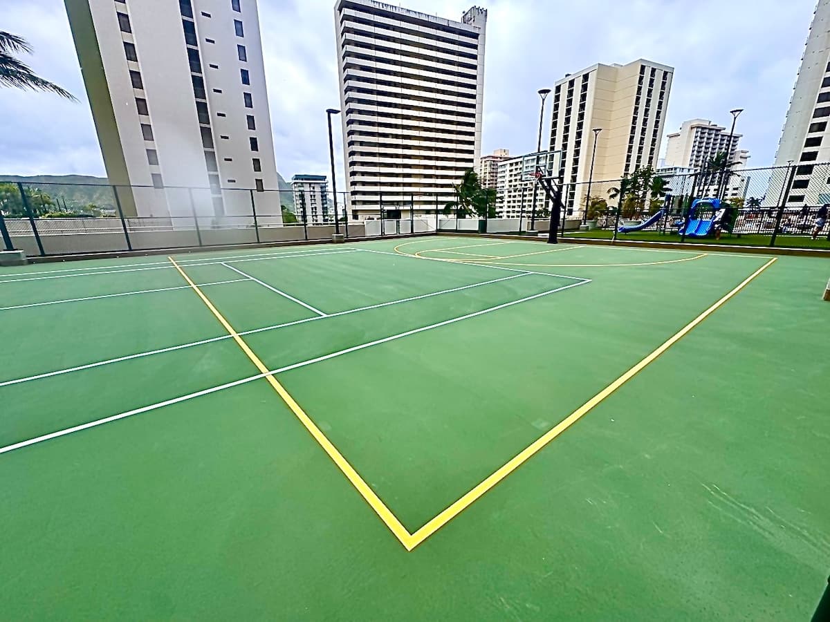 Condo in Honolulu · ★4.77 · 1 bedroom · 3 beds · 1 private bath - Photo 3
