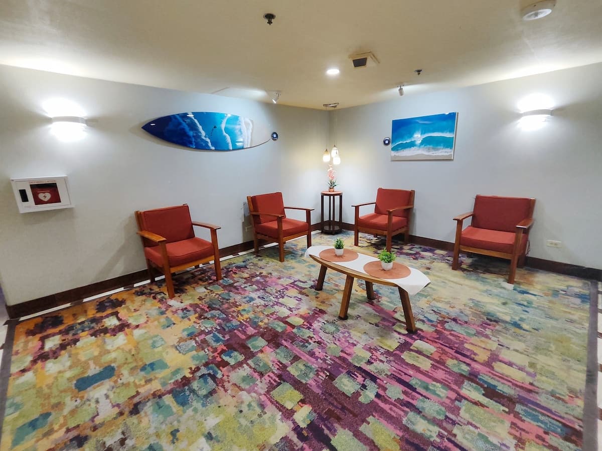 Heart of Waikiki walk to Beach with Parking & Pool - Photo 2