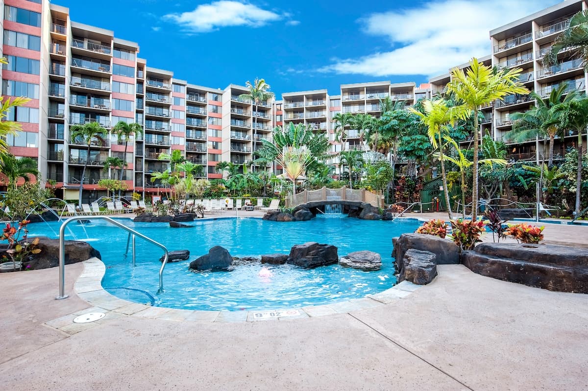 Condo in Lahaina · ★4.82 · 2 bedrooms · 4 beds · 2 shared baths - Photo 3