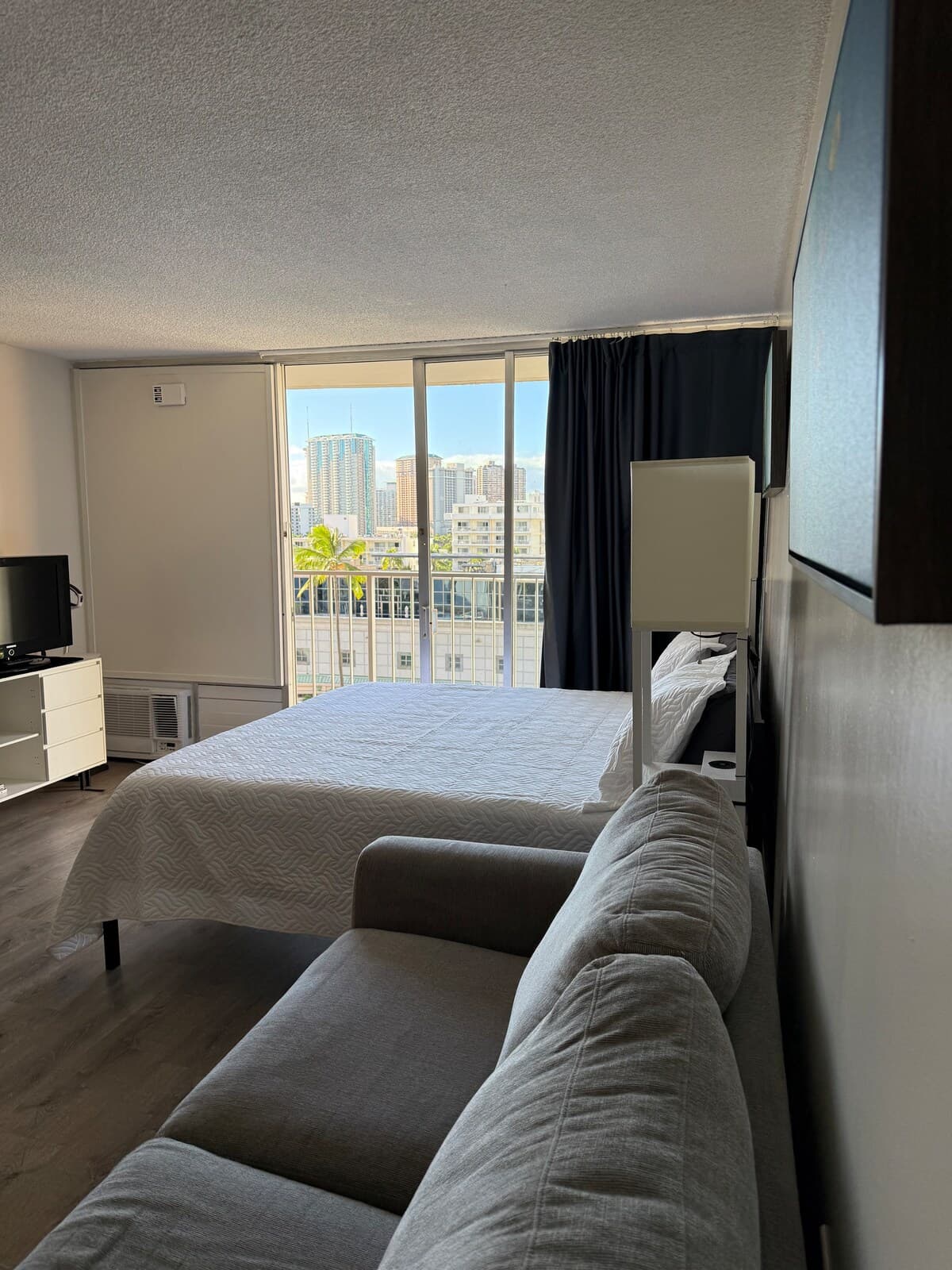 Condo in Honolulu · ★4.84 · 1 bedroom · 3 beds · 1 private bath - Photo 4
