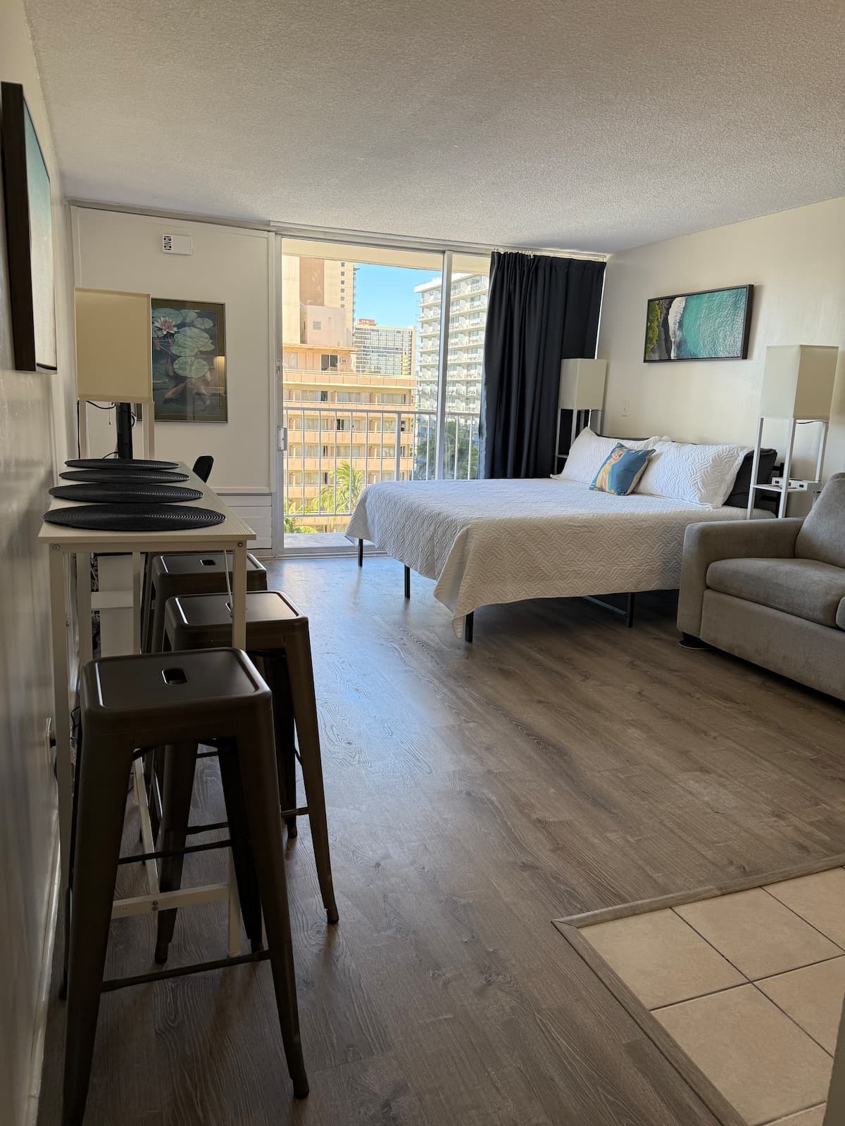 Condo in Honolulu · ★4.84 · 1 bedroom · 3 beds · 1 private bath - Photo 3