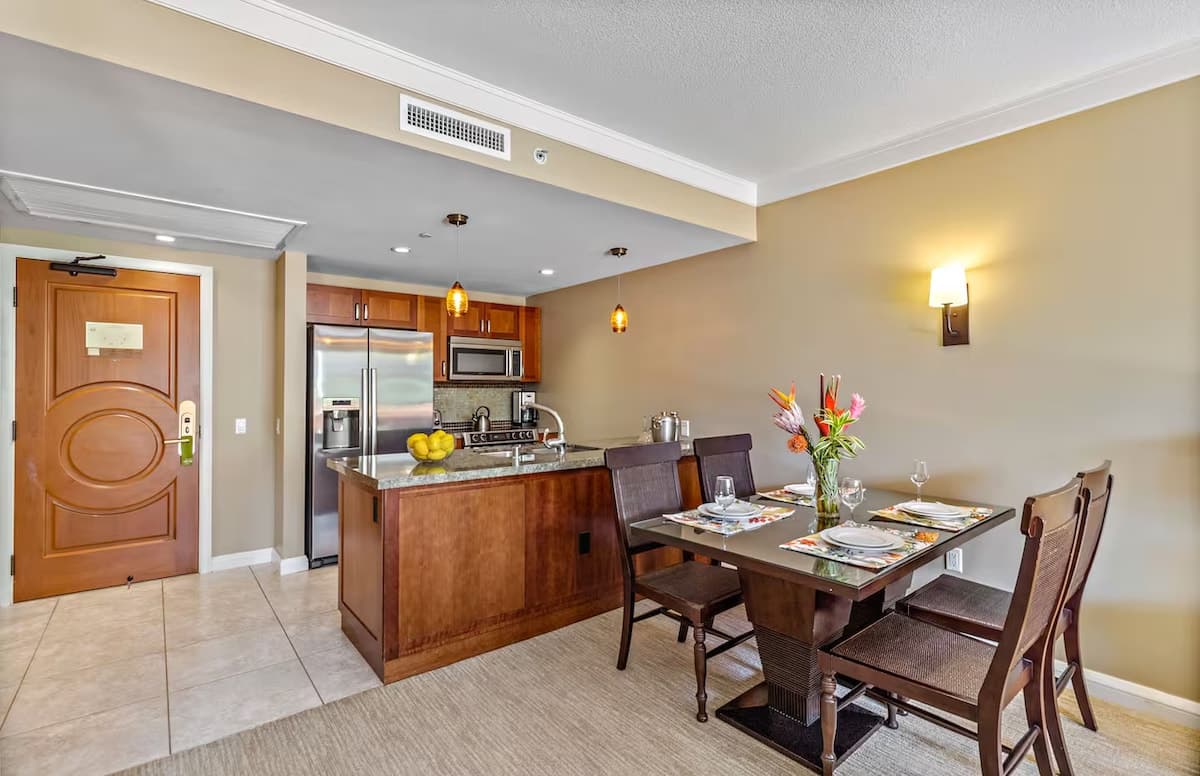 Condo in Lahaina · ★4.96 · 1 bedroom · 2 beds · 1 bath - Photo 2