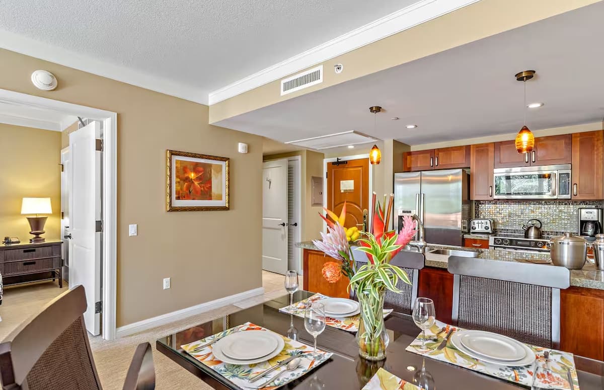 Condo in Lahaina · ★4.96 · 1 bedroom · 2 beds · 1 bath - Photo 3