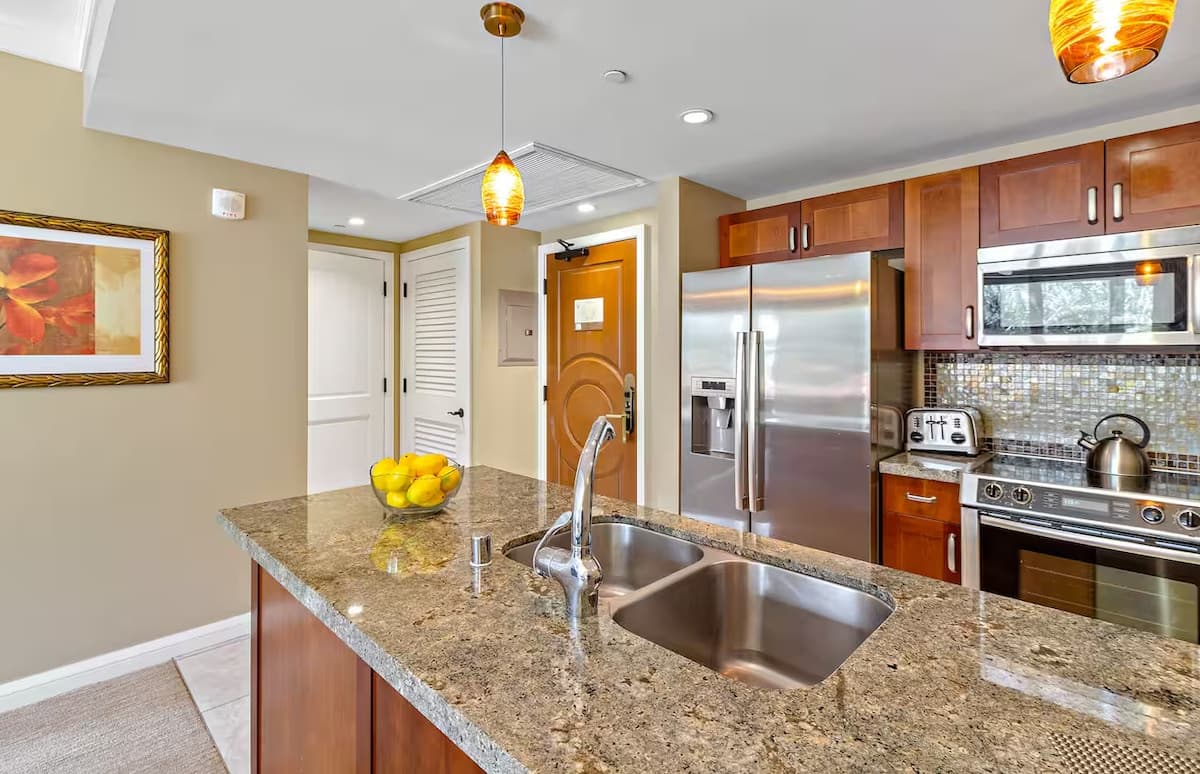 Condo in Lahaina · ★4.96 · 1 bedroom · 2 beds · 1 bath - Photo 4