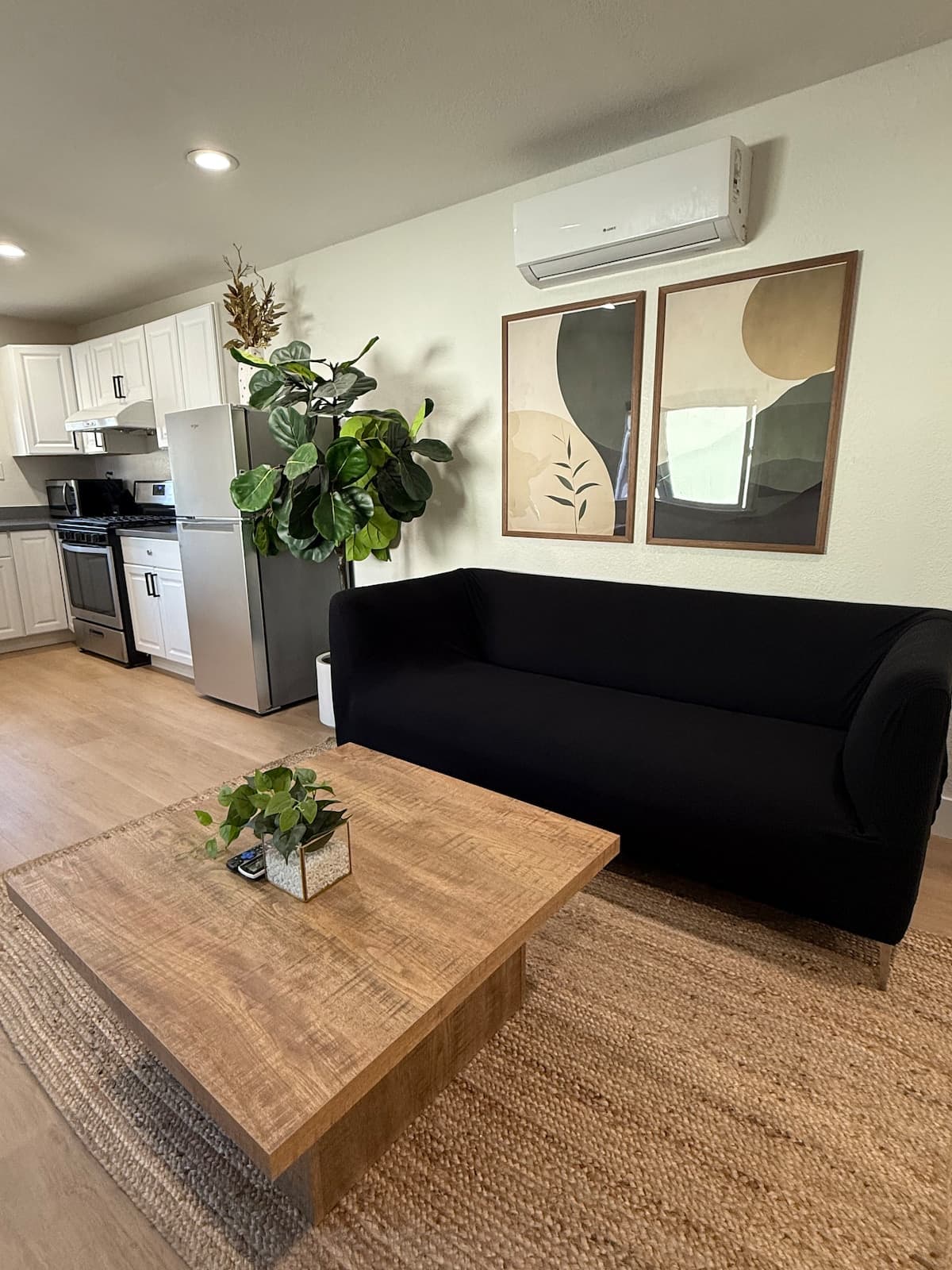 Newly Updated Guesthouse, Full Kitchen & AC - Photo 3