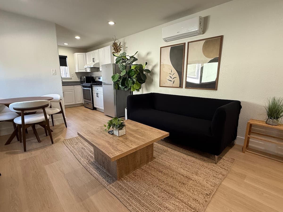 Newly Updated Guesthouse, Full Kitchen & AC - Photo 1