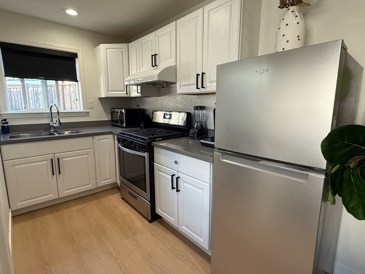 Newly Updated Guesthouse, Full Kitchen & AC - Photo 5