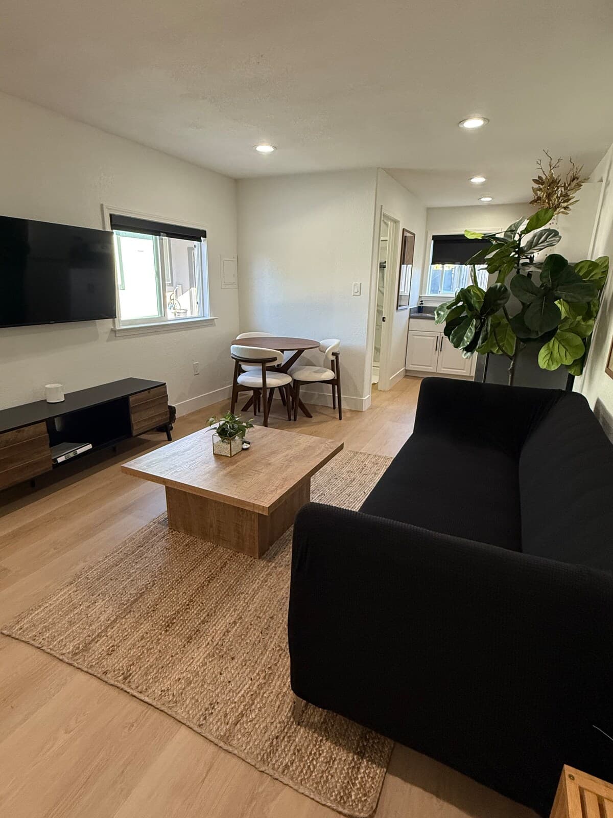 Newly Updated Guesthouse, Full Kitchen & AC - Photo 2