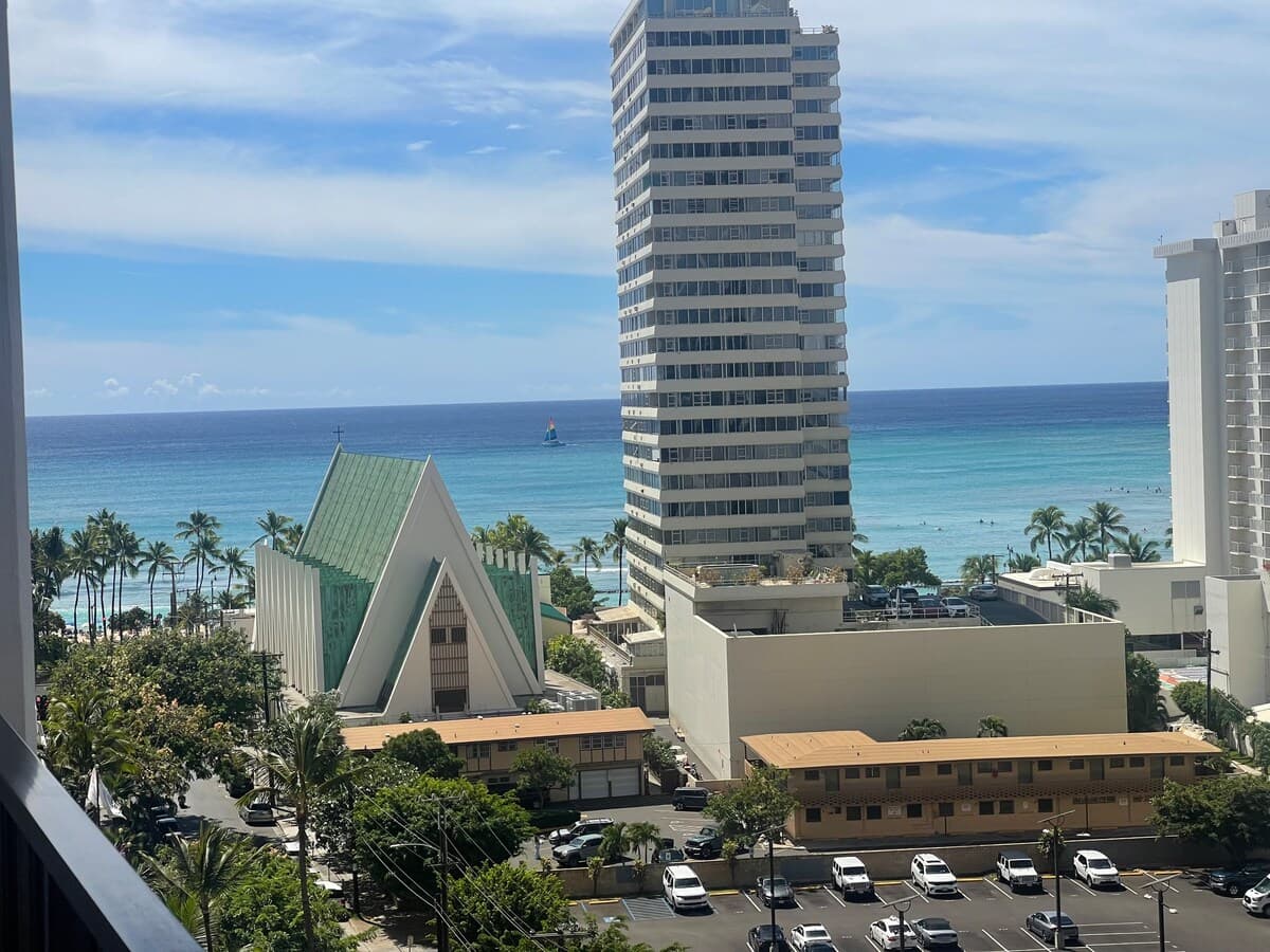 Condo in Honolulu · ★4.63 · 1 bedroom · 3 beds · 1 private bath - Photo 2