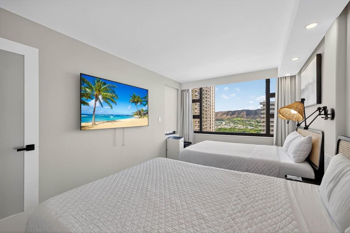 Condo in Honolulu · ★4.58 · 1 bedroom · 3 beds · 1 shared bath - Photo 2