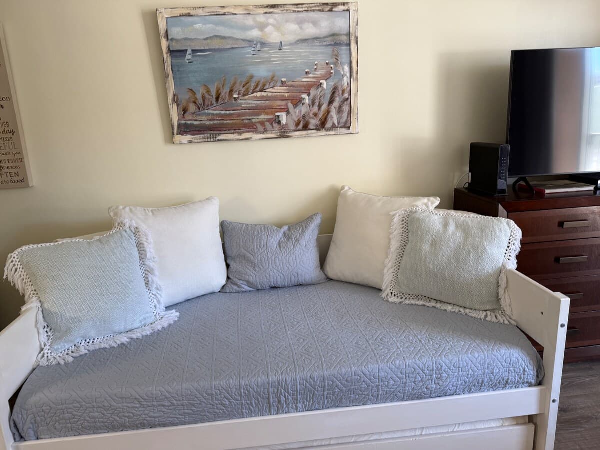 Condo in Honolulu · ★4.93 · 1 bedroom · 3 beds · 1 private bath - Photo 2