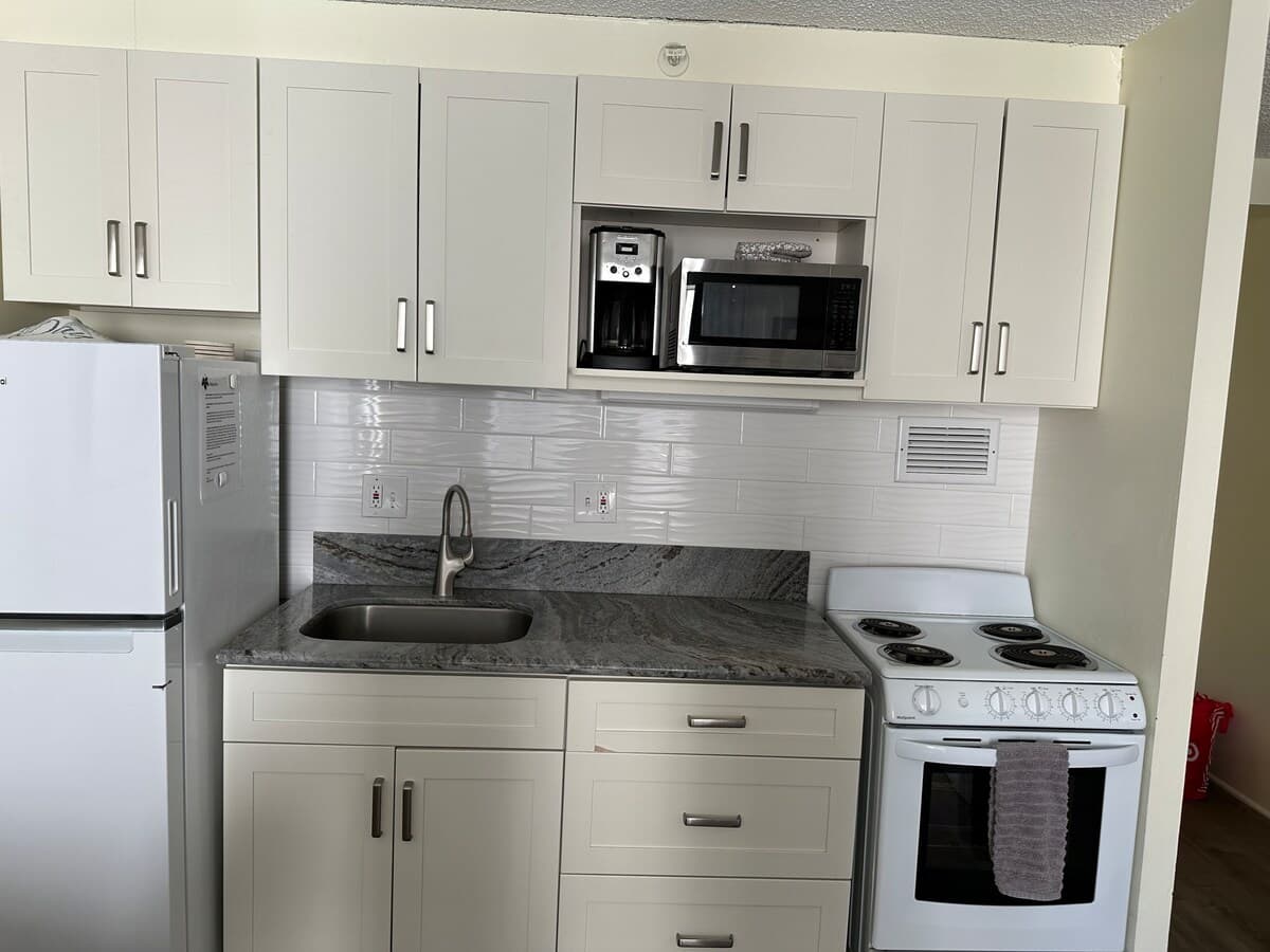 Condo in Honolulu · ★4.93 · 1 bedroom · 3 beds · 1 private bath - Photo 4