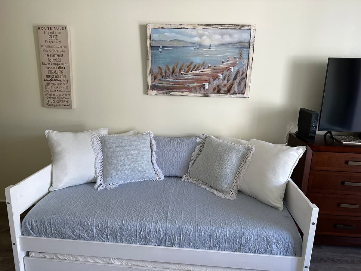 Condo in Honolulu · ★4.93 · 1 bedroom · 3 beds · 1 private bath - Photo 3