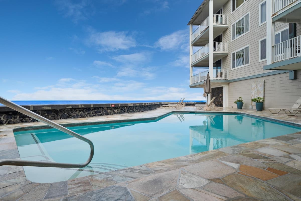 Condo in Kailua-Kona · ★4.52 · 1 bedroom · 2 beds · 1 bath - Photo 5