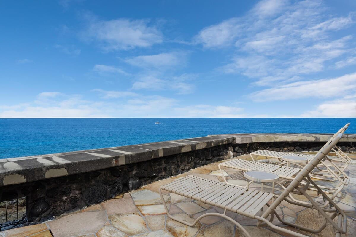 Condo in Kailua-Kona · ★4.52 · 1 bedroom · 2 beds · 1 bath - Photo 3