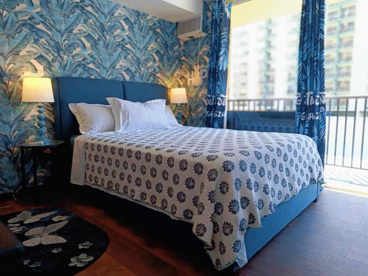 Condo in Honolulu · ★4.58 · 2 bedrooms · 4 beds · 1 private bath - Photo 1