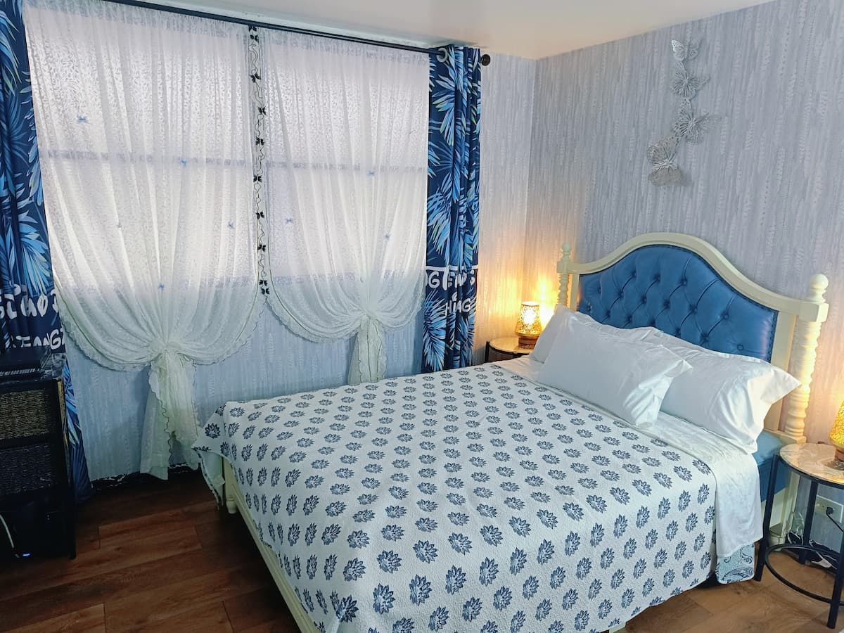 Condo in Honolulu · ★4.58 · 2 bedrooms · 4 beds · 1 private bath - Photo 2