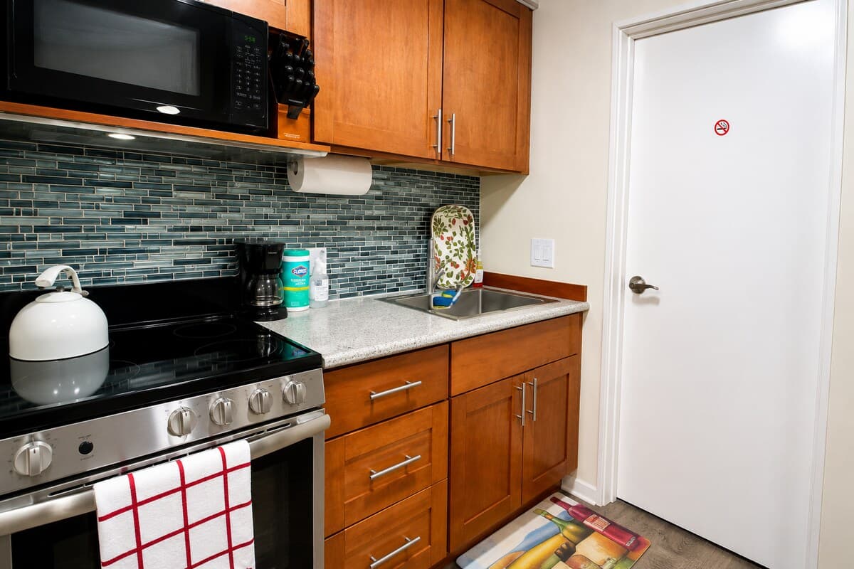 Condo in Honolulu · ★4.78 · 1 bedroom · 2 beds · 1 private bath - Photo 5