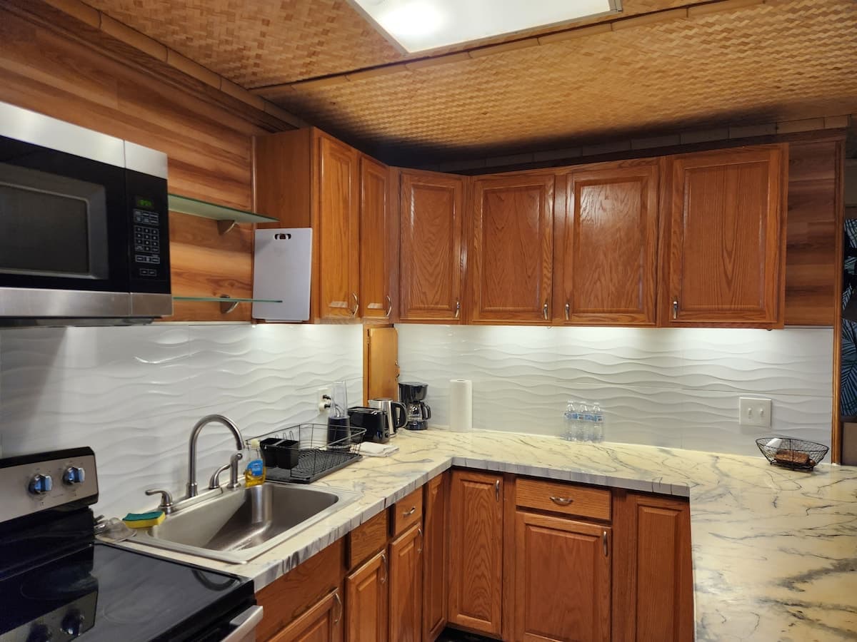 Condo in Honolulu · ★4.43 · 1 bedroom · 3 beds · 1 shared bath - Photo 1