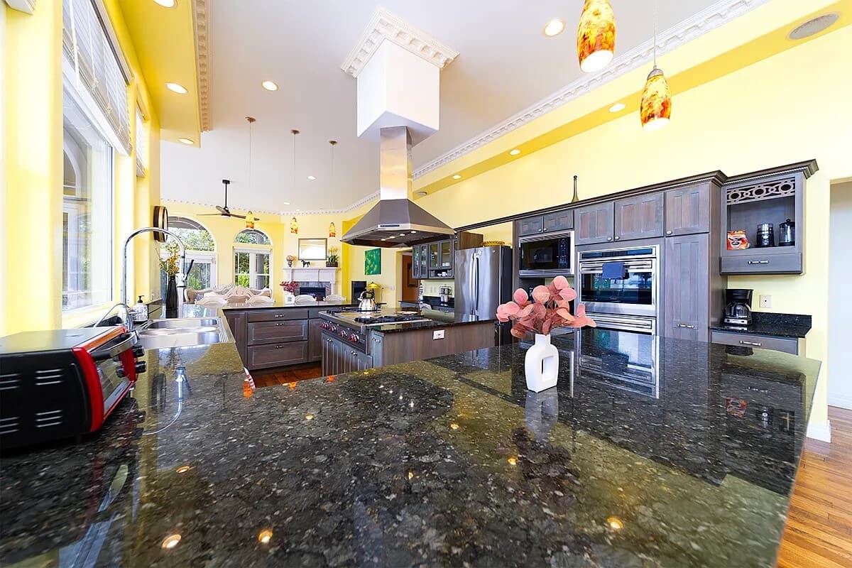 Home in Hilo · ★4.43 · 4 bedrooms · 6 beds · 3 baths - Photo 3