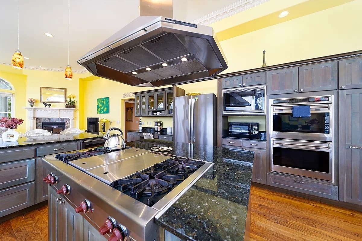 Home in Hilo · ★4.43 · 4 bedrooms · 6 beds · 3 baths - Photo 4