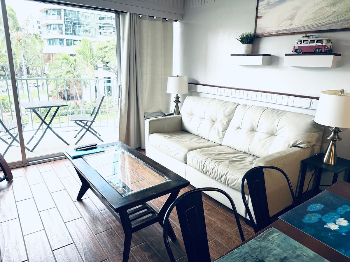 Condo in Honolulu · ★4.82 · 2 bedrooms · 4 beds · 1 private bath - Photo 5