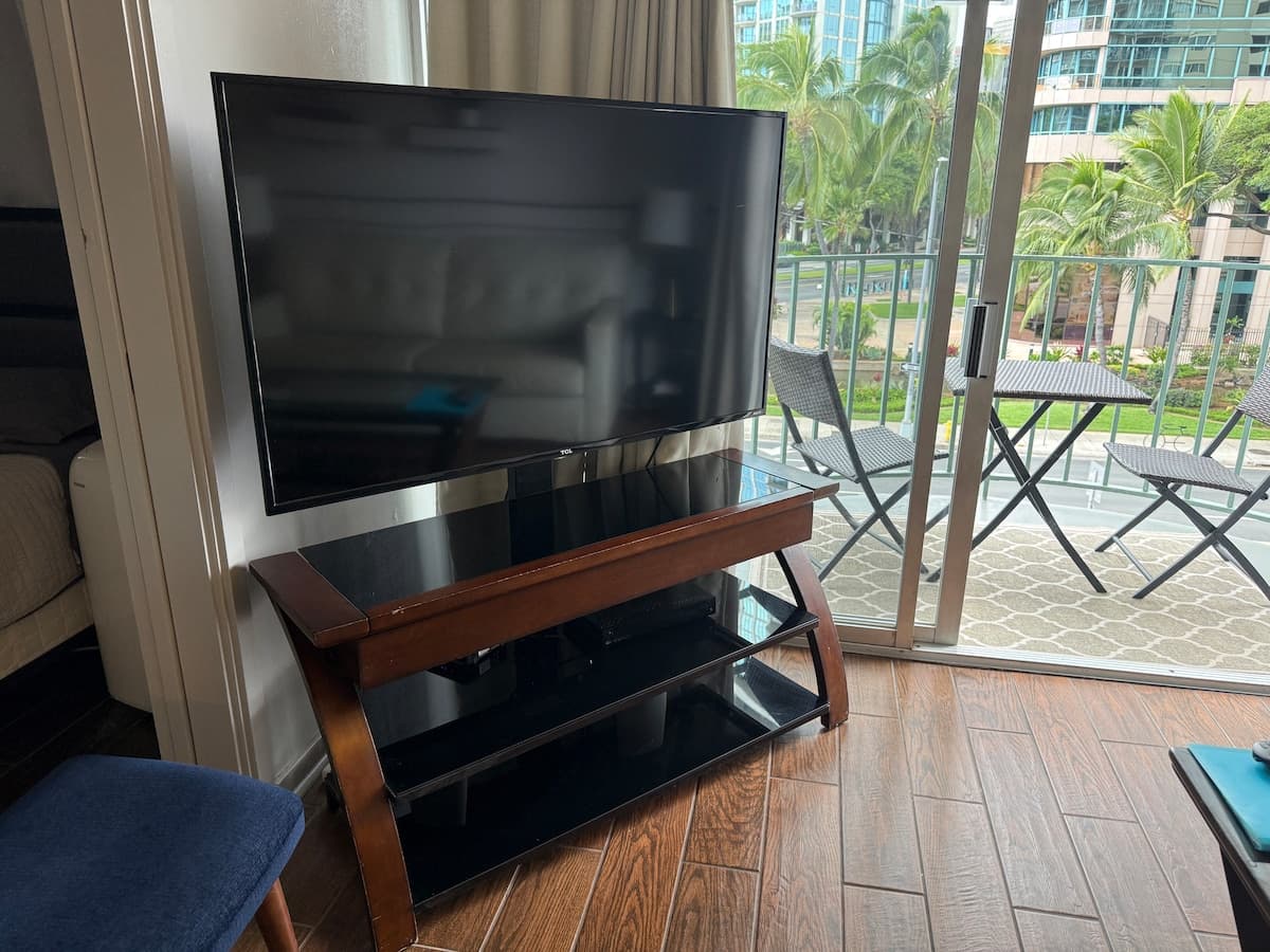 Condo in Honolulu · ★4.82 · 2 bedrooms · 4 beds · 1 private bath - Photo 3