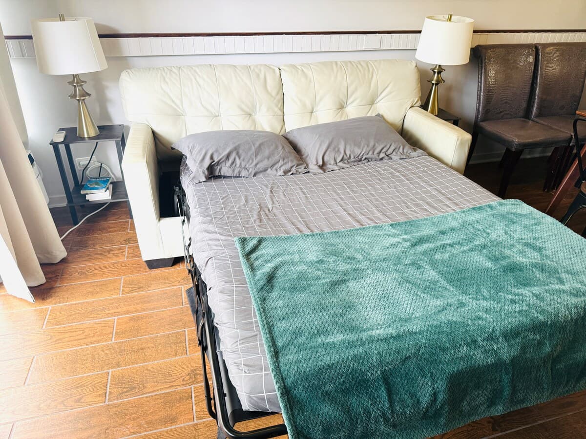 Condo in Honolulu · ★4.82 · 2 bedrooms · 4 beds · 1 private bath - Photo 2