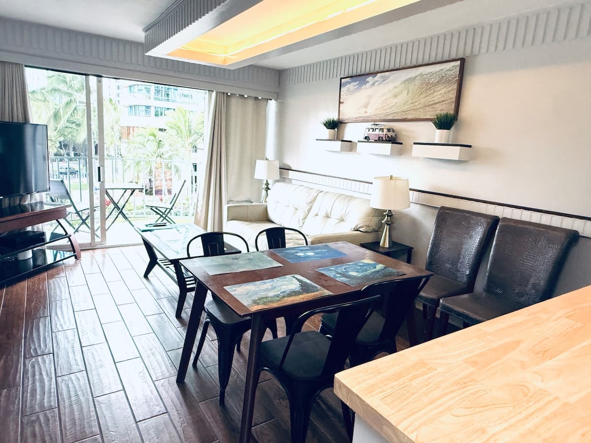 Condo in Honolulu · ★4.82 · 2 bedrooms · 4 beds · 1 private bath - Photo 4