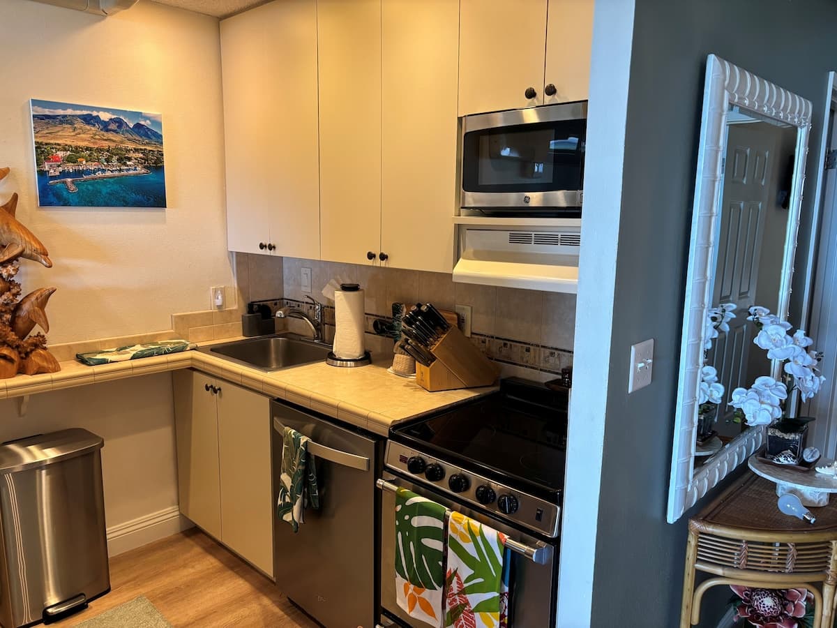 Condo in Lahaina · ★4.88 · 1 bedroom · 1 bed · 1 private bath - Photo 4