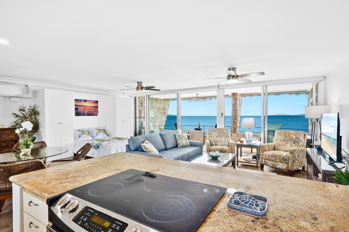 Condo in Lahaina · ★5.0 · 1 bedroom · 3 beds · 1 private bath - Photo 2