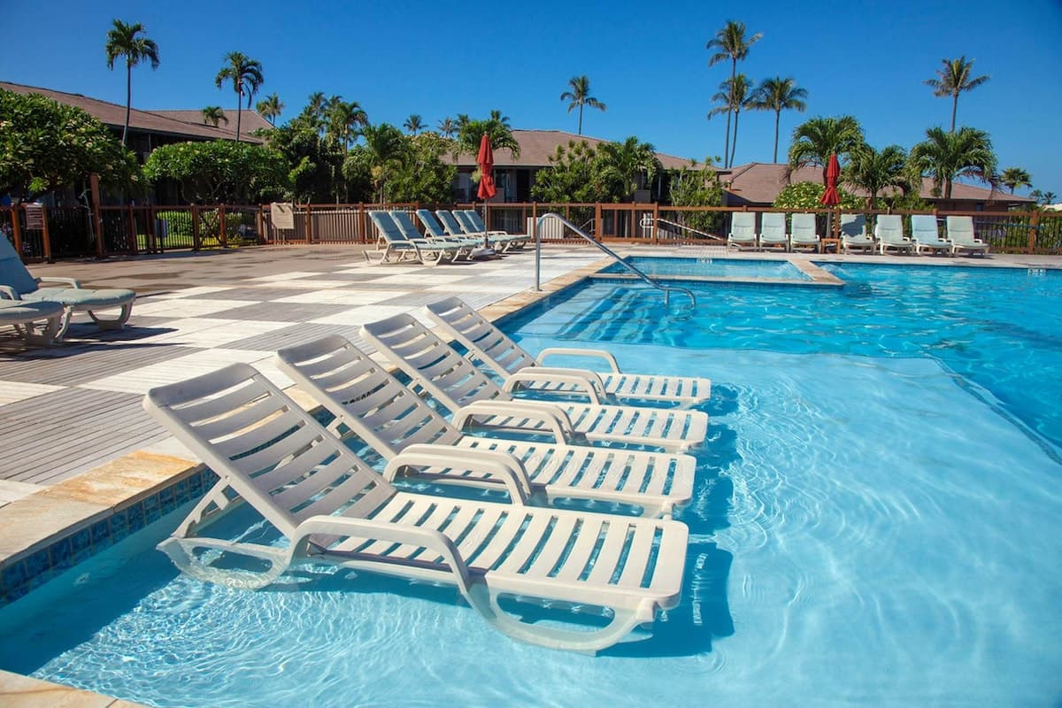 Condo in Lahaina · ★4.49 · 2 bedrooms · 3 beds · 2 shared baths - Photo 3